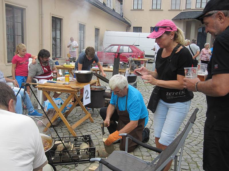 Hudebníci si v Šumperku rozdali souboj s veřejností. U Roztančených kotlíků si v rámci probíhajícího Mezinárodního folklorního festivalu poměřili síly ve vaření guláše.