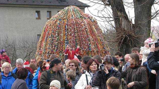 Bludované shromáždili na obří kraslici 44 858 tisíc barevných skořápek.