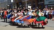 Mezinárodní folklorní festival v Šumperku vrcholí. V sobotu 17. srpna dopoledne zaplnily ulice města domácí soubory i zahraniční hosté, kteří v programu nazvaném Roztančená ulice prošly od radnice přes pěší zónu až do parku U sovy.