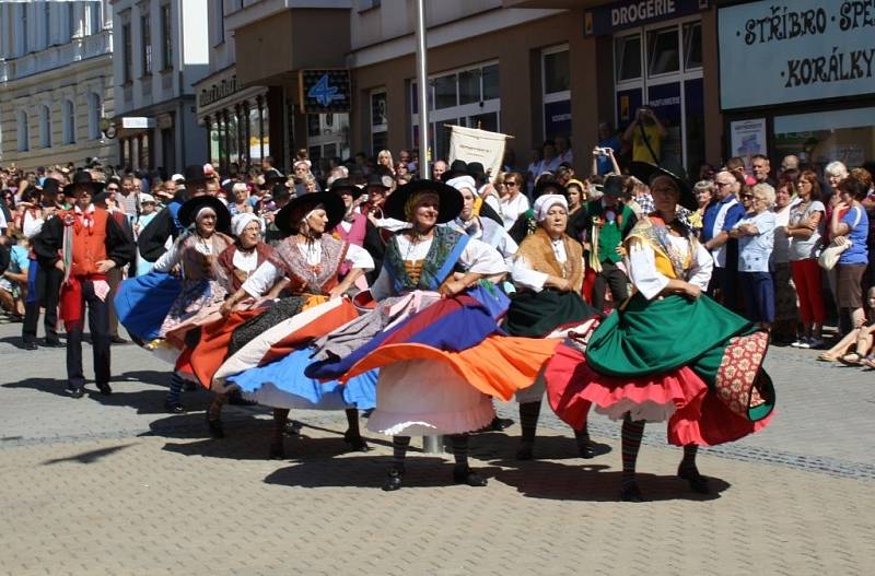 Mezinárodní folklorní festival v Šumperku vrcholí. V sobotu 17. srpna dopoledne zaplnily ulice města domácí soubory i zahraniční hosté, kteří v programu nazvaném Roztančená ulice prošly od radnice přes pěší zónu až do parku U sovy.