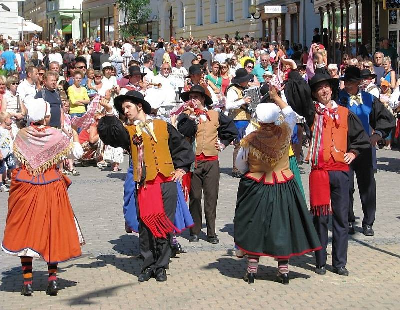 Mezinárodní folklorní festival v Šumperku vrcholí. V sobotu 17. srpna dopoledne zaplnily ulice města domácí soubory i zahraniční hosté, kteří v programu nazvaném Roztančená ulice prošly od radnice přes pěší zónu až do parku U sovy.