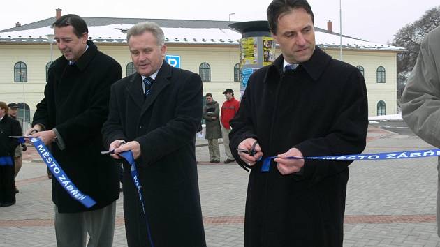 Prostor před nádražím se vrátil k podobě z projektu z roku 2002. 