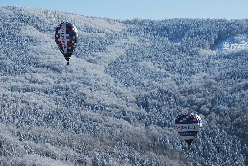 Šestice balonů pokořila Praděd. Vychutnejte si zasněžené Jeseníky z ptačí perspektivy.