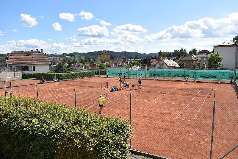 Slavnostní otevření budovy zázemí na tenisových kurtech v Zábřehu.