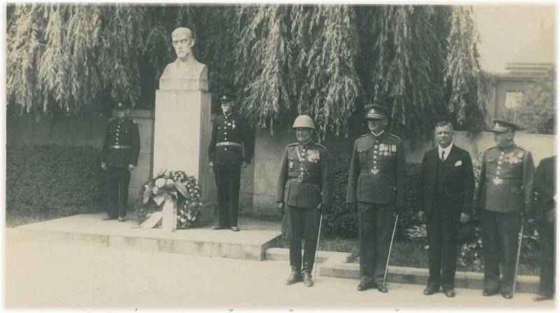 SLAVNOSTNÍ POCTA. Slavnostní nástup u sochy T. G. Masaryka v Šumperku na nynějším Masarykově náměstí.
