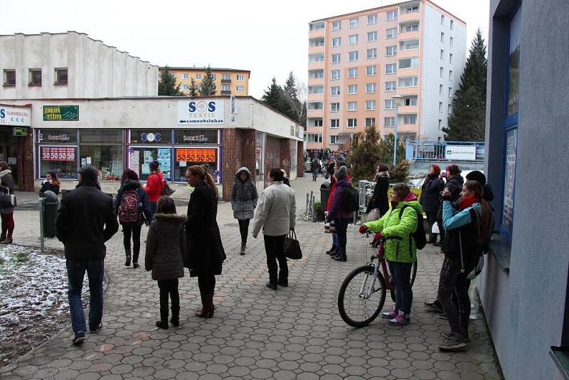 Centrum Zábřehu uzavřeli, muž na střeše začal na ulici házet kameny 