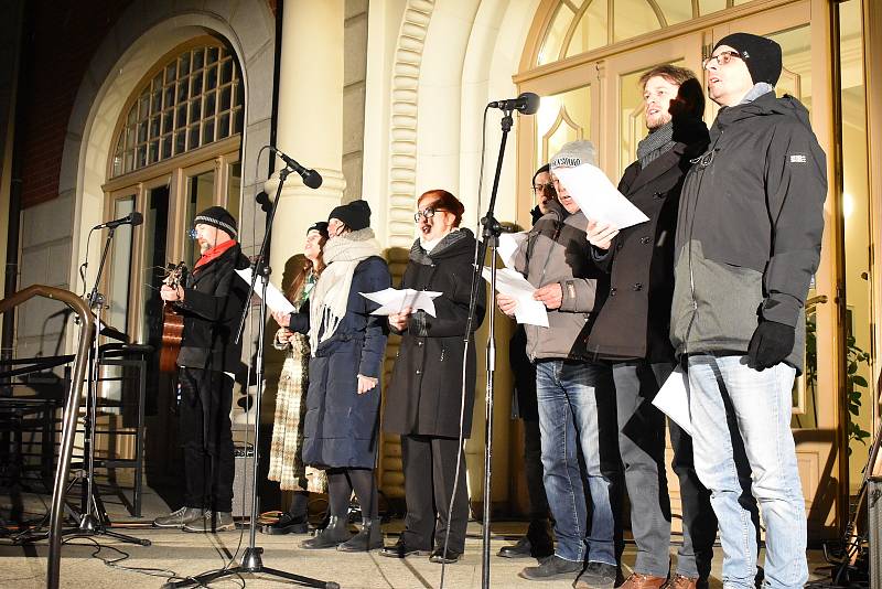 Akce Česko zpívá koledy u divadla v Šumperku 7. prosince 2022.