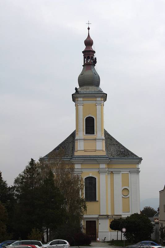 Skupina lezců natírá báň kostela svatého Bartoloměje v Zábřehu.