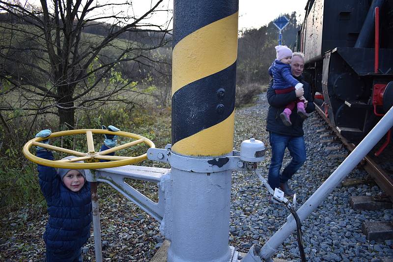 Železniční skanzen na opuštěném náspu u Lupěného.