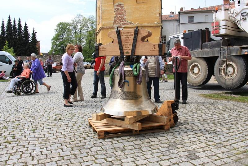 Zdvihání a instalace nového zvonu do věže kostela ve Vidnavě a snášení jeho starého předchůdce.