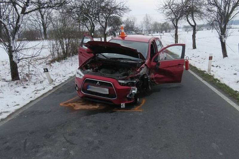 Jedno těžké a dvě lehká zranění si vyžádala ve středu 16. března nehoda u Velkých Kunětic. Řidič mitsubishi přehlédl při předjíždění protijedoucí auto a narazil do něj.