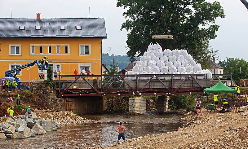 Unikátní destruktivní zkouška ČVUT Praha. Ke zklamání vědců most zátěž 455 t vydržel.