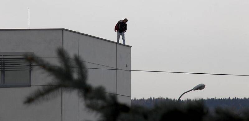 Centrum Zábřehu uzavřeli, muž na střeše začal na ulici házet kameny