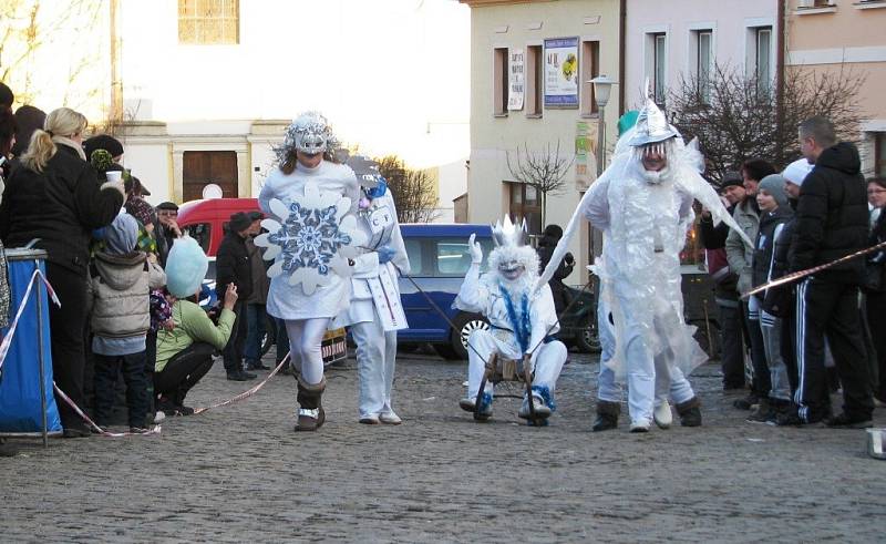 Na závodu čtyřspřeží s lidskou posádkou, který je jedním z vrcholů festivalu recesistů, dobrodruhů a cestovatelů Welzlování, se v neděli 15. února postavilo v Zábřehu dvanáct posádek. K vidění byly roztodivné kreace.