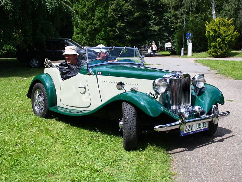 V Mohelnici se uskutečnila přehlídka historických aut a motocyklů.