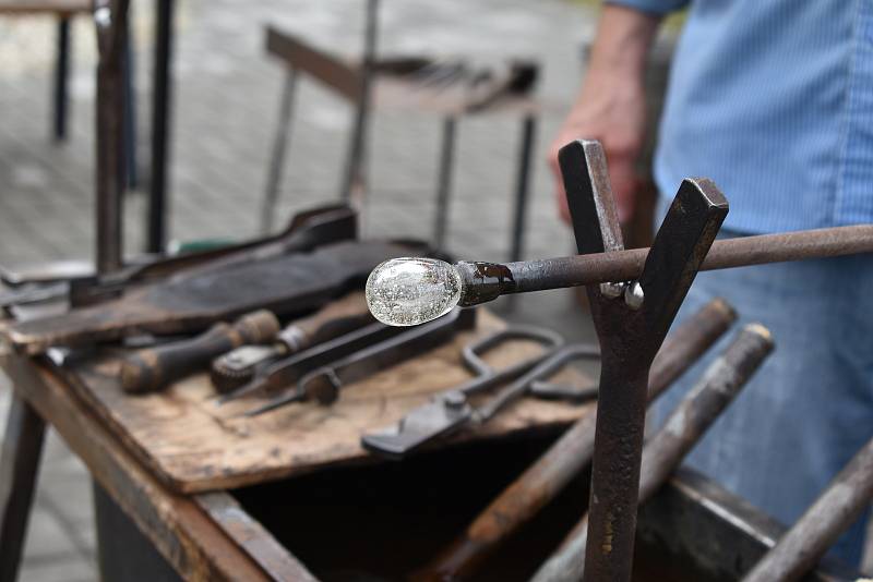 Muzeum rapotínské sklárny při slavnostním otevření. Ukázka foukání skla.