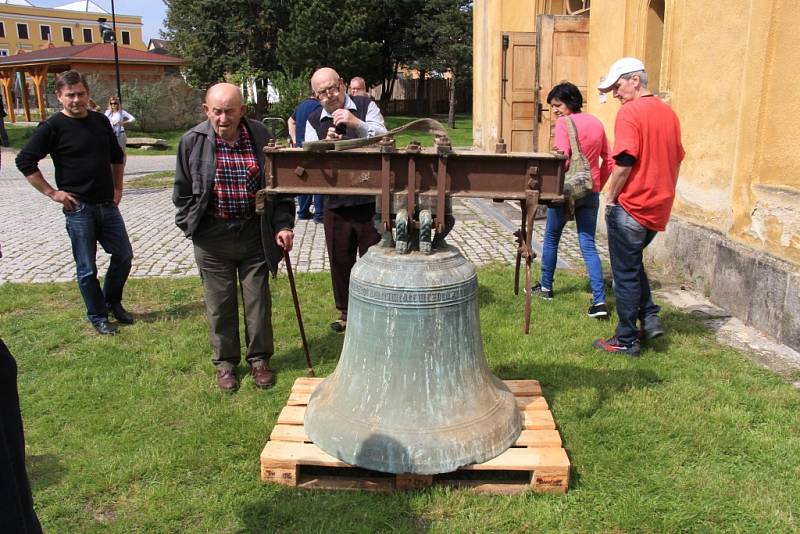 Zdvihání a instalace nového zvonu do věže kostela ve Vidnavě a snášení jeho starého předchůdce.