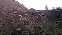 Česká inspekce životního prostředí prošetřovala v roce 2015 ukládání stavebního odpadu na polní cestu a pozemek v bývalé pískovně v Novém Malíně