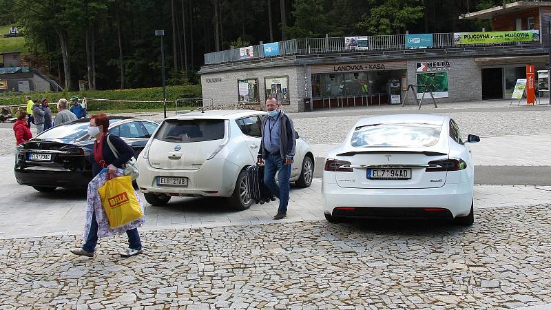 Kouty nad Desnou byly cílem letošního ročníku eJantarové cesty elektromobilů.