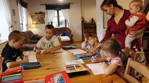 Ivana Sovadinová učí své děti doma.
