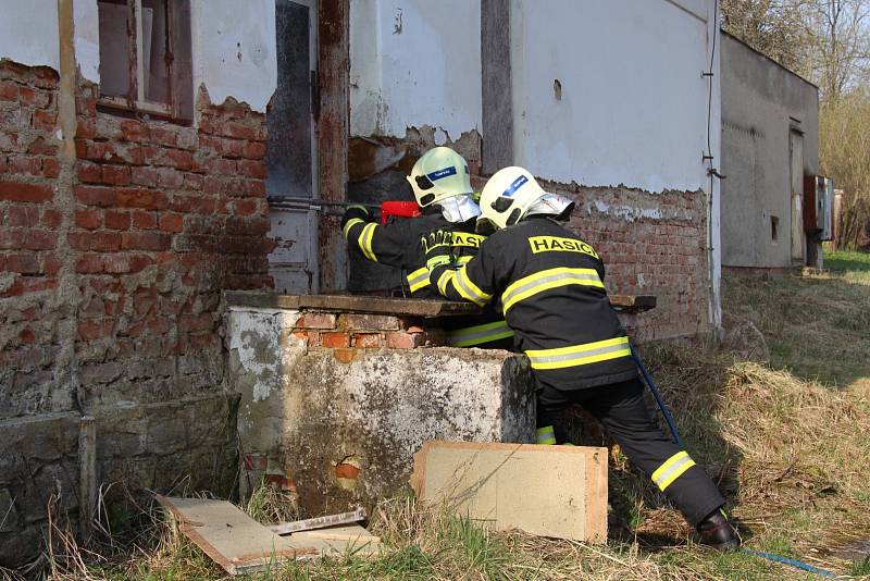 Hasiči v areálu šumperské Sanatorky určené k demolici cvičili řezání materiálů vodním paprskem.