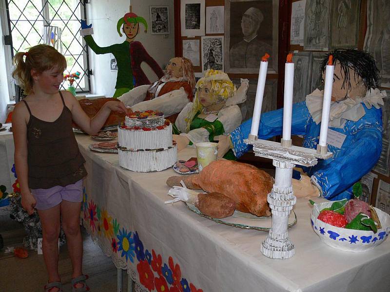 Hostina na zámku, to je název výstavy školy ve Velkých Losinách. K vidění bude do 18. července ve vstupním foyer zámku