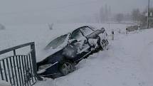 Na přívaly sněhu doplatil i řidič, který sjel do příkopu u rondelu v Jesenické ulici v Šumperku. 