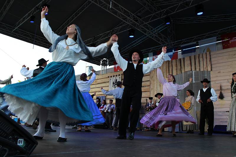 V pátek a v sobotu se na hlavních pořadech Mezinárodního folklorního festivalu v Šumperku představily postupně dvě desítky souborů. Mezi nimi byl i soubor z Portugalska.