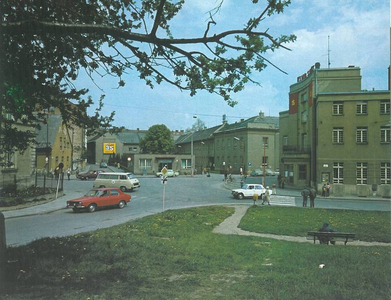 3. MĚSTSKÁ ZELEŇ. Snímek z roku 1980. Pohled z jednoho z městských parků na kino Svět a podnikové ředitelství Moravolenu.