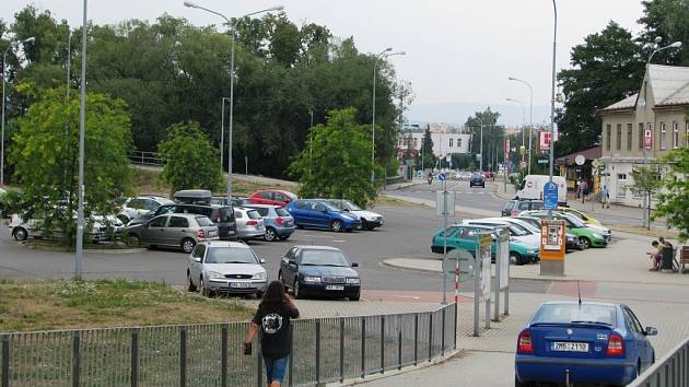 Na velkém parkovišti u zábřežského nádraží najdou motoristé po jeho zpoplatnění vždy dostatek volných míst.