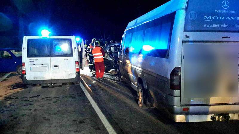 Srážka dodávky, mikrobusu a dvou osobních vozidel nedaleko obce Bukovice na Šumpersku