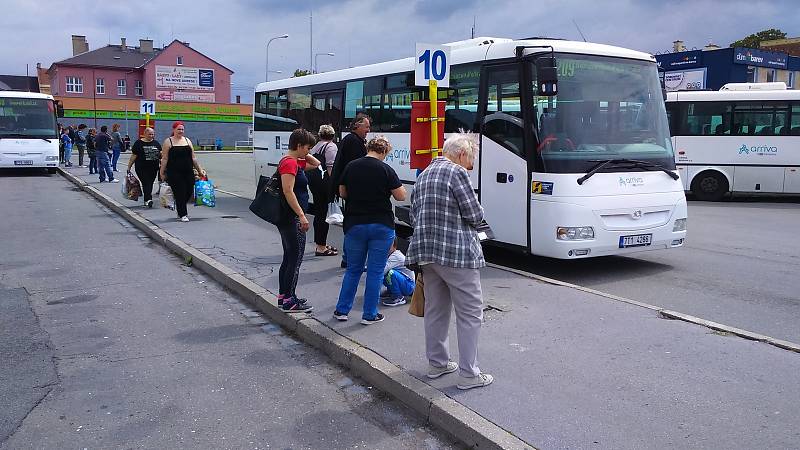 Na nástupištích autobusového nádraží v Šumperku chybí cestujícím přístřešky.