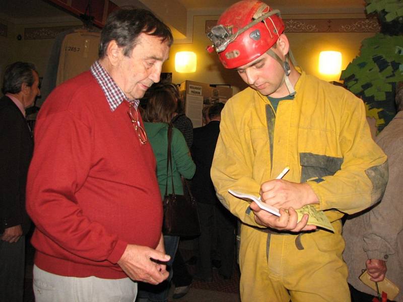 Vernisáž výstavy si nenechal ujít bývalý generální ředitel Uranových dolů Jeseník Karel Boček (vlevo), který si nechal podepsat od autorů knihu Javornický uran.