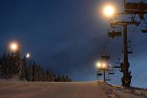 Lanovka ve Ski Aréně Karlov - První lyžařské středisko v Jeseníkách, čtyřsedačka ve Ski Aréně Karlov v Malé Morávce na Bruntálsku, zahájilo 8. prosince 2021 sezonu.
