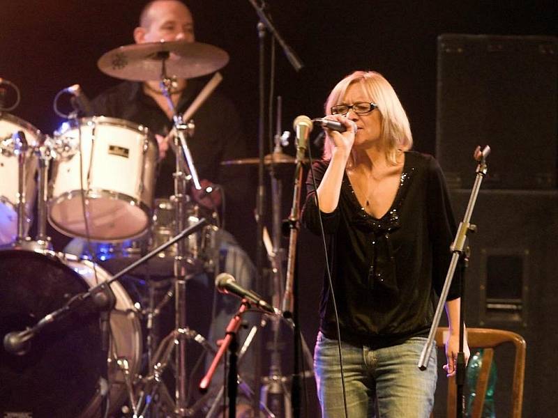 Šumperský hudební festival Blues alive zahájila přerovská bluesová skupina Mothers Follow Chairs se zpěvačkou Petrou Uvírovou-Polákovou