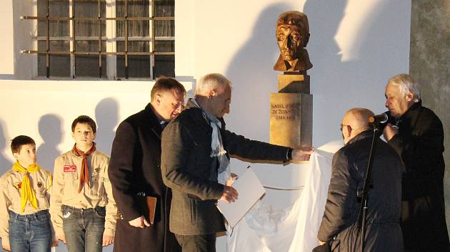 Odhalení busty Karla staršího ze Žerotína v pátek 3. listopadu v Bludově.