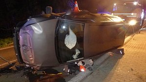 Mladý řidič se v Jeseníku lekl zvěře, sjel ze silnice a převrátil auto na bok, 13. dubna 2024