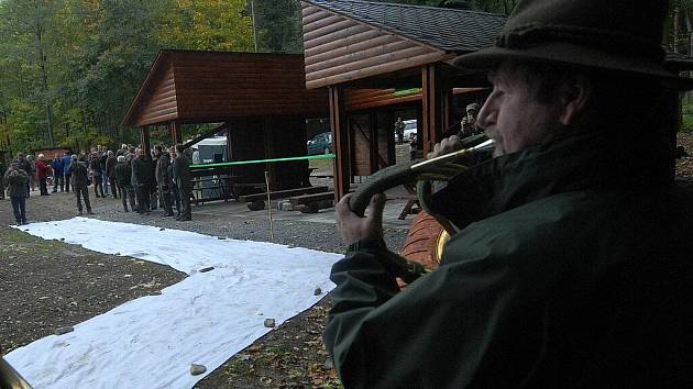 Turistům v Rychlebských horách slouží nové zázemí. V Račím údolí u Javorníku vyrostl nový areál s dřevěným přístřeškem, krbem či stojany na kola