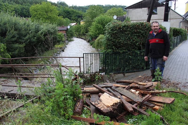 Následky bleskové povodně v Oskavě v pondělí 8. června 2020.