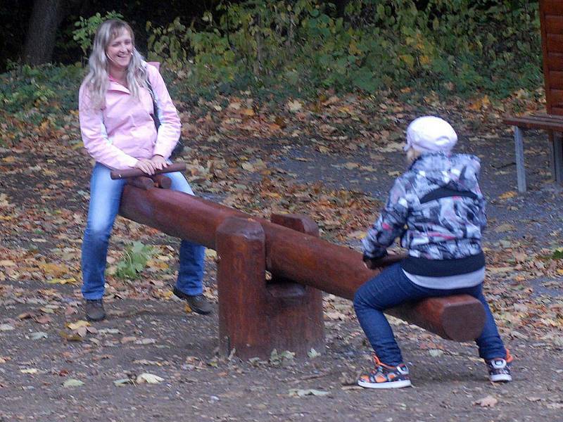 Turistům v Rychlebských horách slouží nové zázemí. V Račím údolí u Javorníku vyrostl nový areál s dřevěným přístřeškem, krbem či stojany na kola