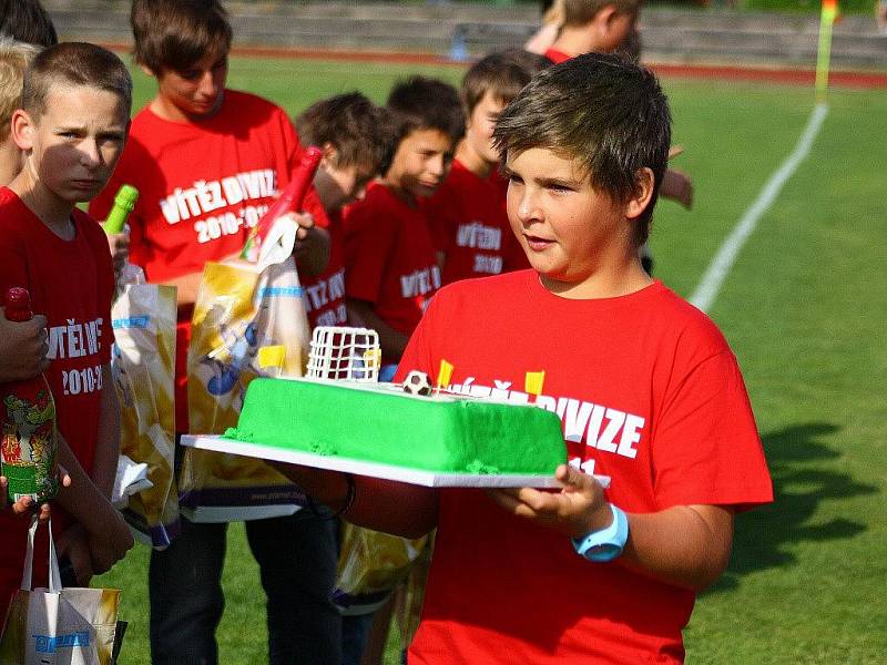 Předání poháru pro vítěze divize týmu mladších žáků FK SAN-JV Šumperk