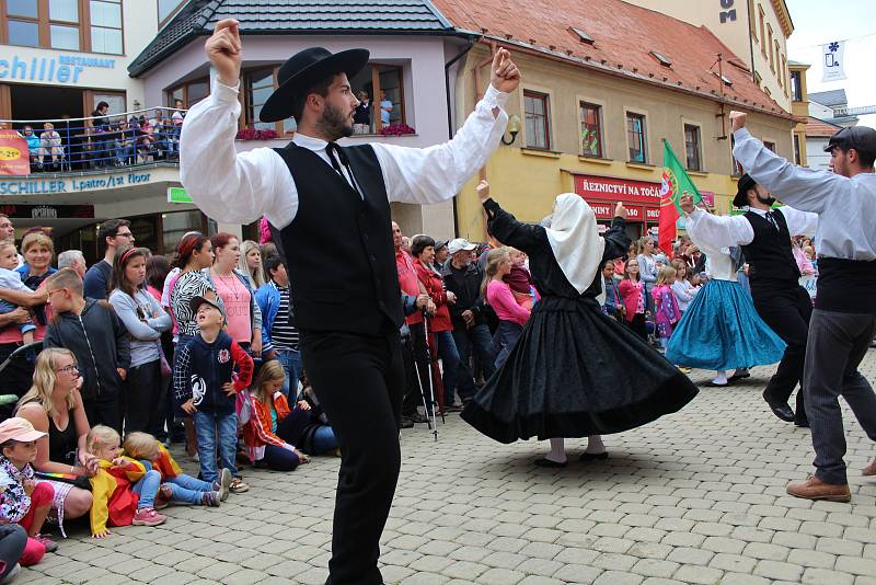 Divácky nejoblíbenější je roztančená ulice. Všechny zúčastněné soubory projdou v průvodu Šumperkem, na několika místech se zastaví a zatančí či zazpívají. Obrovský úspěch sklízeli i tanečníci z Portugalska