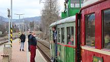 Motorový vůz Věžák při velikonočních jízdách na Železnici Desná.