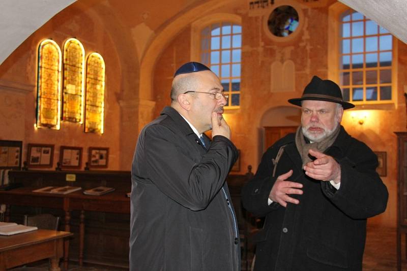 Izraelského velvyslance Garyho Korena (vlevo) provázel loštickou synagogou předseda sdružení Respekt a tolerance Luděk Štipl.