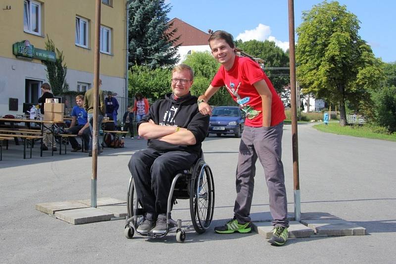 Celou Moravu od severu na jih chtějí v následujících třech týdnech přejít studenti David Szotkowski a Miroslav Večeřa. Během 270 kilometrů dlouhé cesty chtějí získat peníze pro těžce nemocného Lubomíra Kopala.