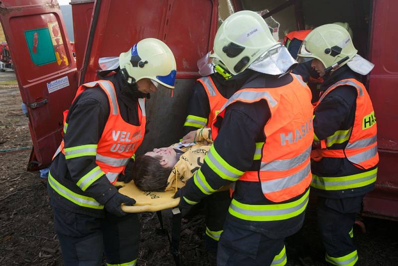 Simulovaná dopravní nehoda dodávky a osobního vlaku na železničním přejezdu v Jeseníku.