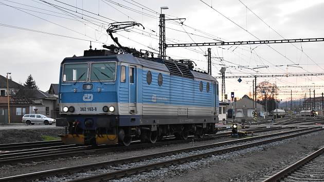 Elektrická lokomotiva na nádraží v Šumperku.