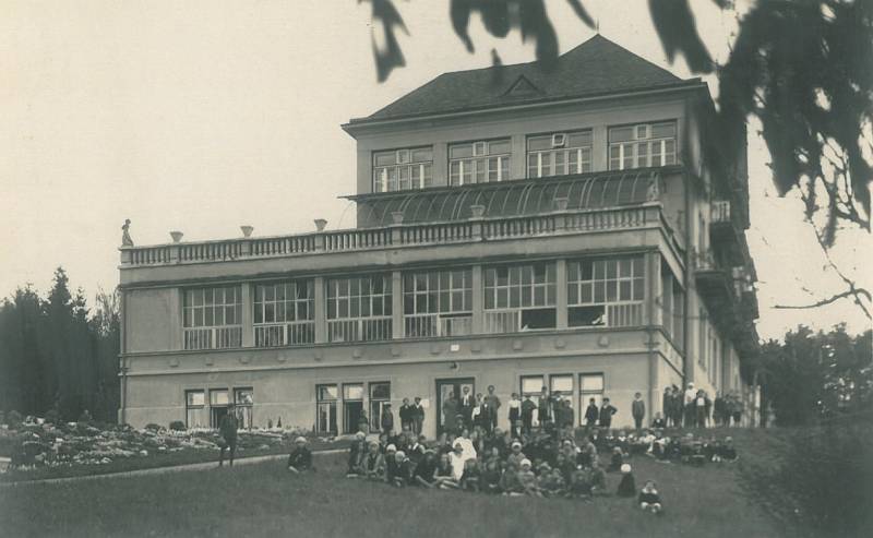 SÁL A LEHÁRNA PRO KOJENCE. Pohled na budovu Sanatorky ve směru od města v období první republiky.