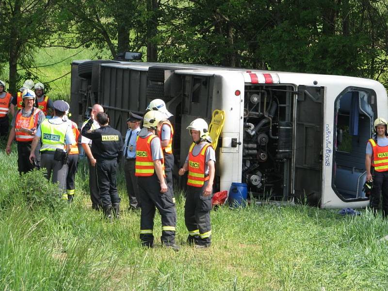 Snímky z místa nehody polského autobusu u Rovenska.