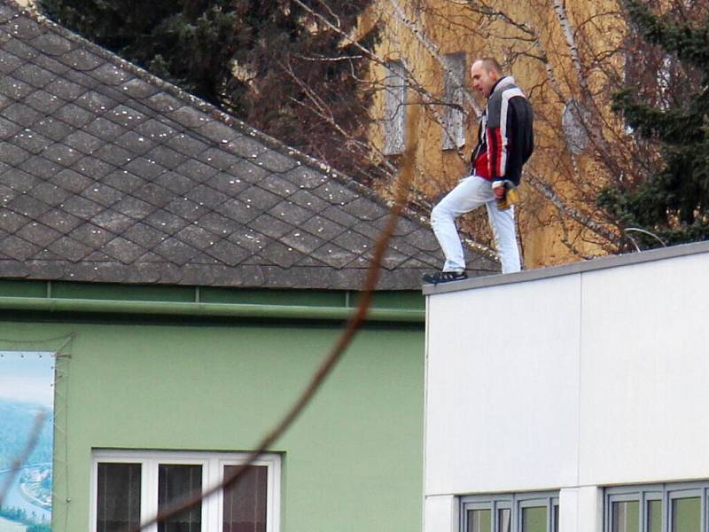 Centrum Zábřehu uzavřeli, muž na střeše začal na ulici házet kameny 